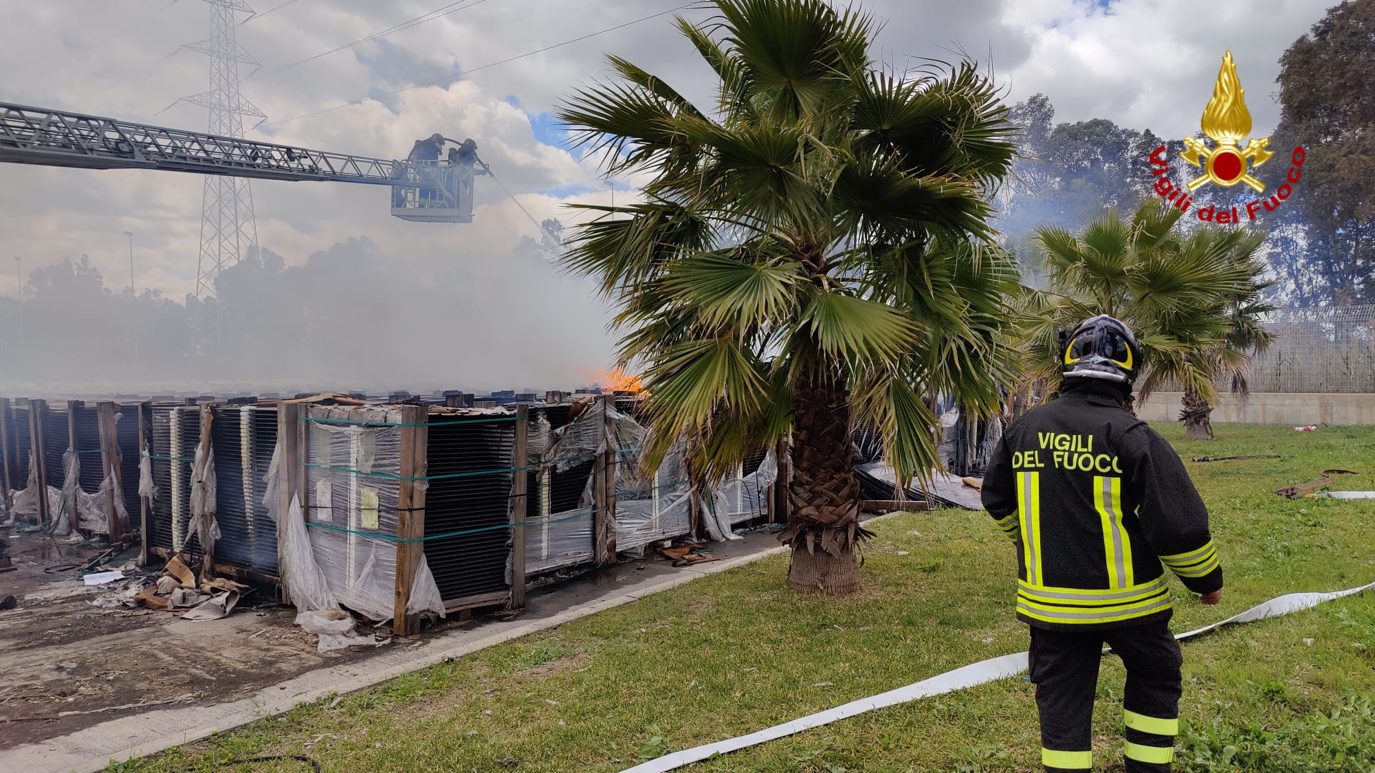 Vasto incendio all’interporto di Catania, a fuoco anche i pannelli solari VIDEO