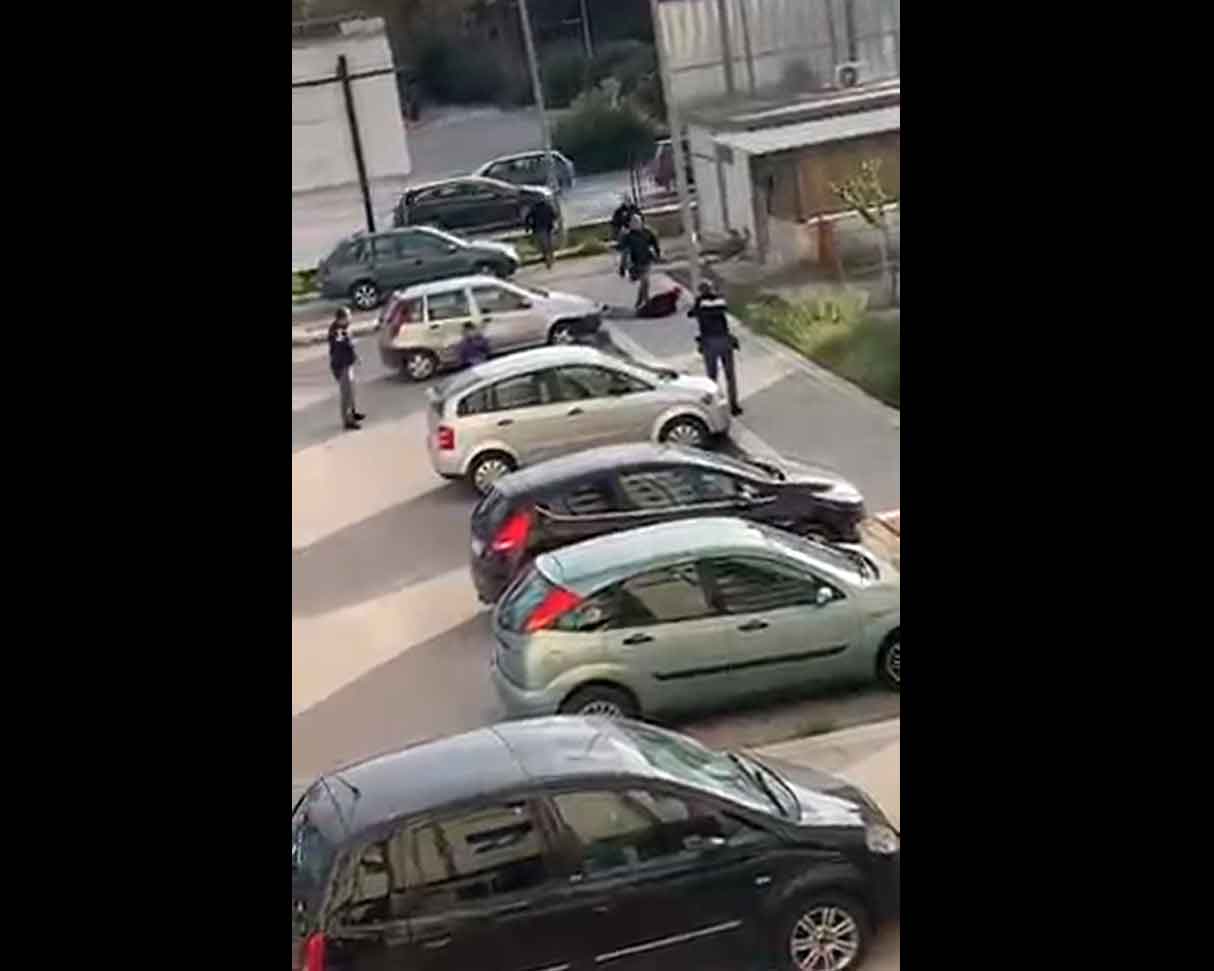 Poliziotto sferra un calcio in faccia a un ragazzo che non si era fermato al posto di blocco