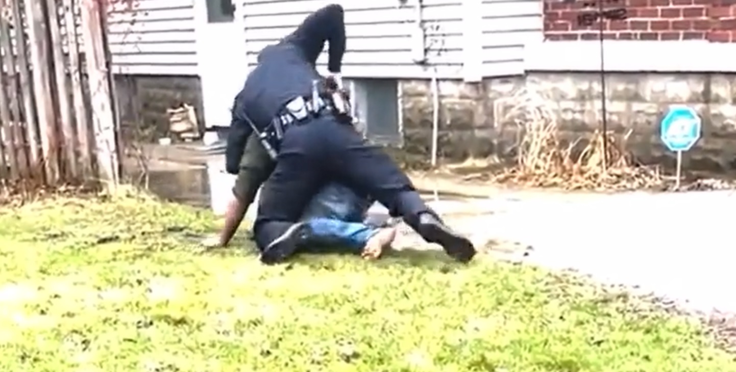 Usa, video shock: agente di polizia spara e uccide ragazzo afroamericano