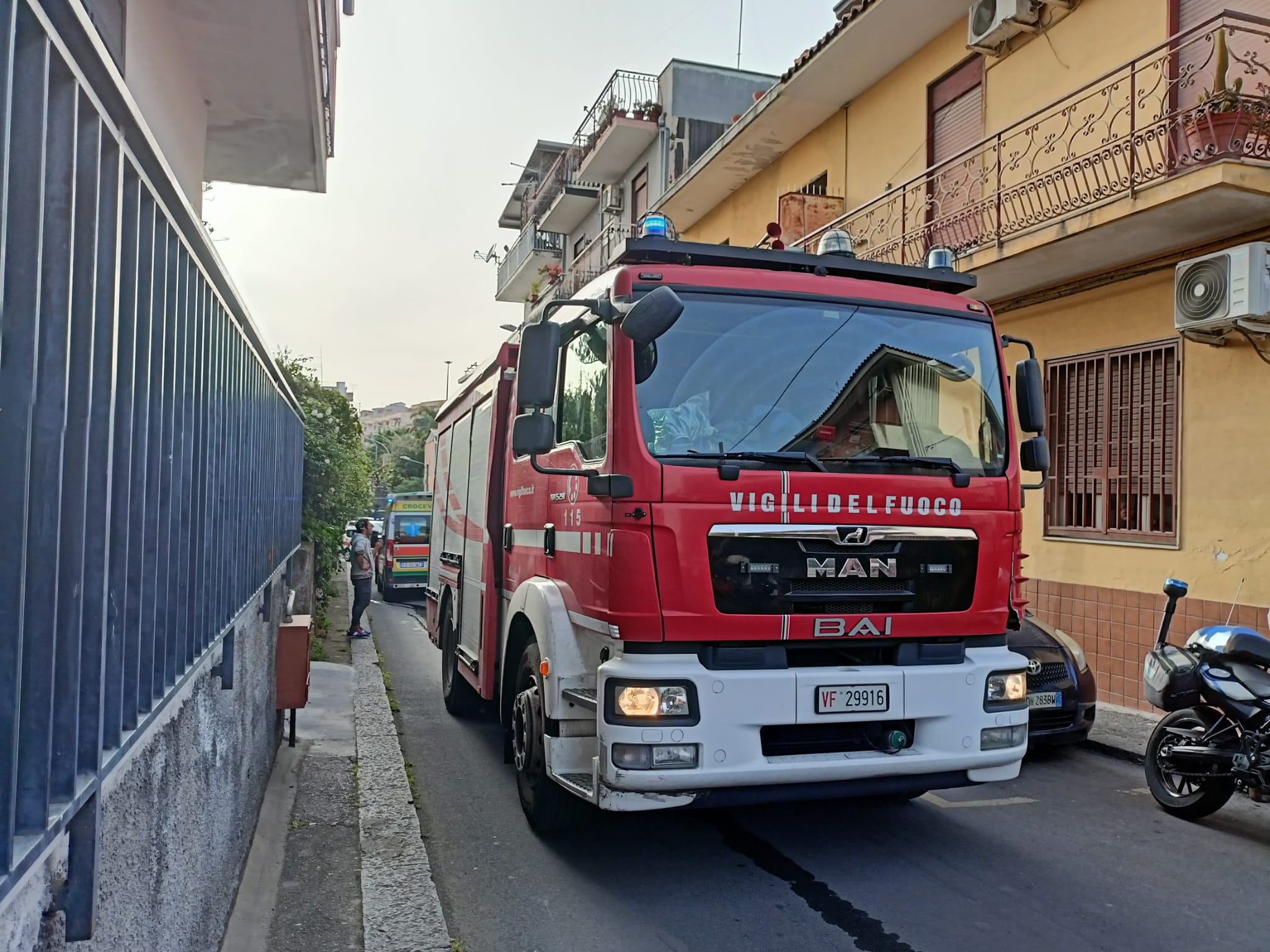 Catania, dà fuoco (ancora) alla sua abitazione: il video