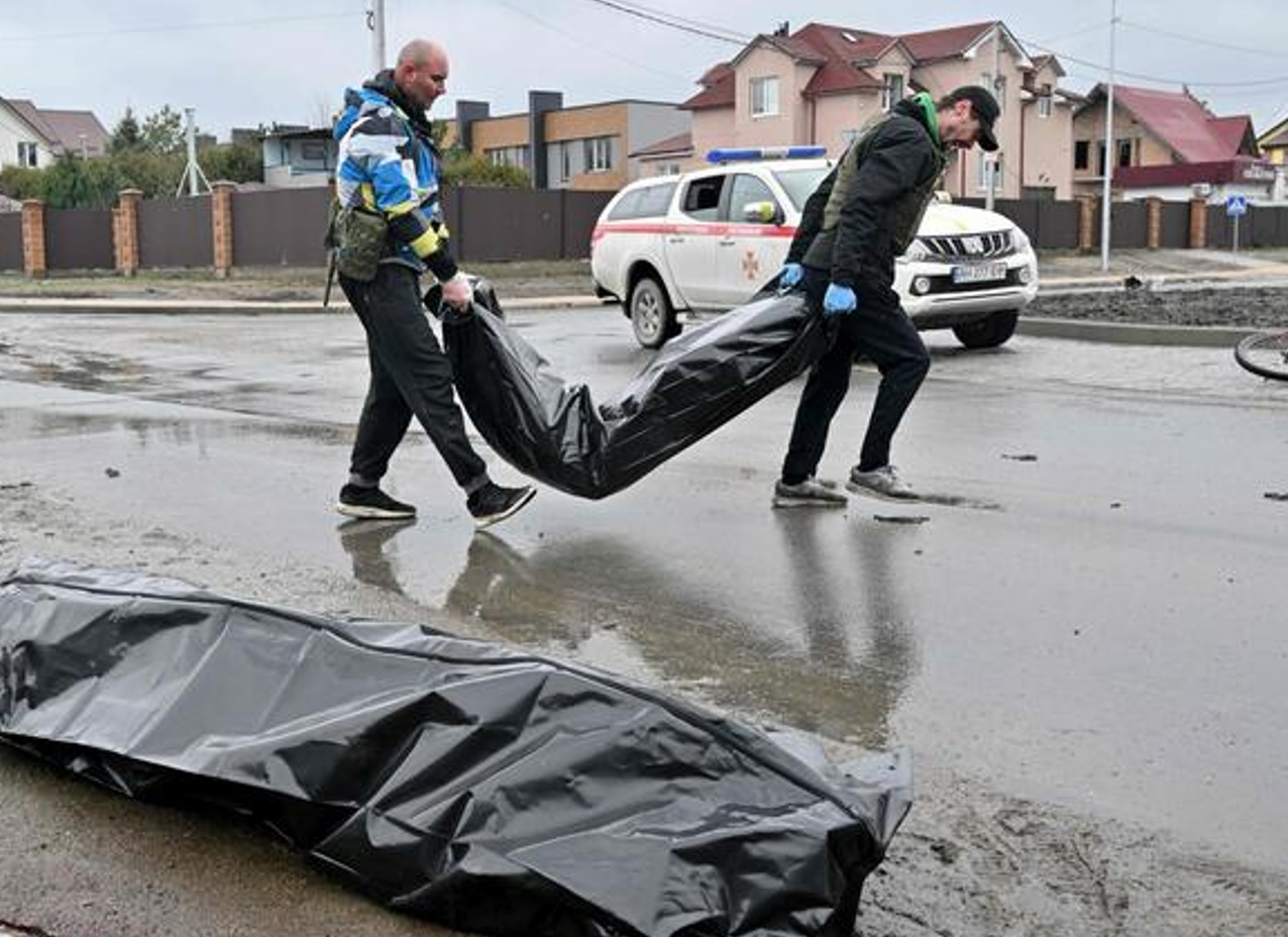 Guerra Ucraina, l’orrore di Bucha, scoperte fosse comuni con 300 corpi: “È genocidio”