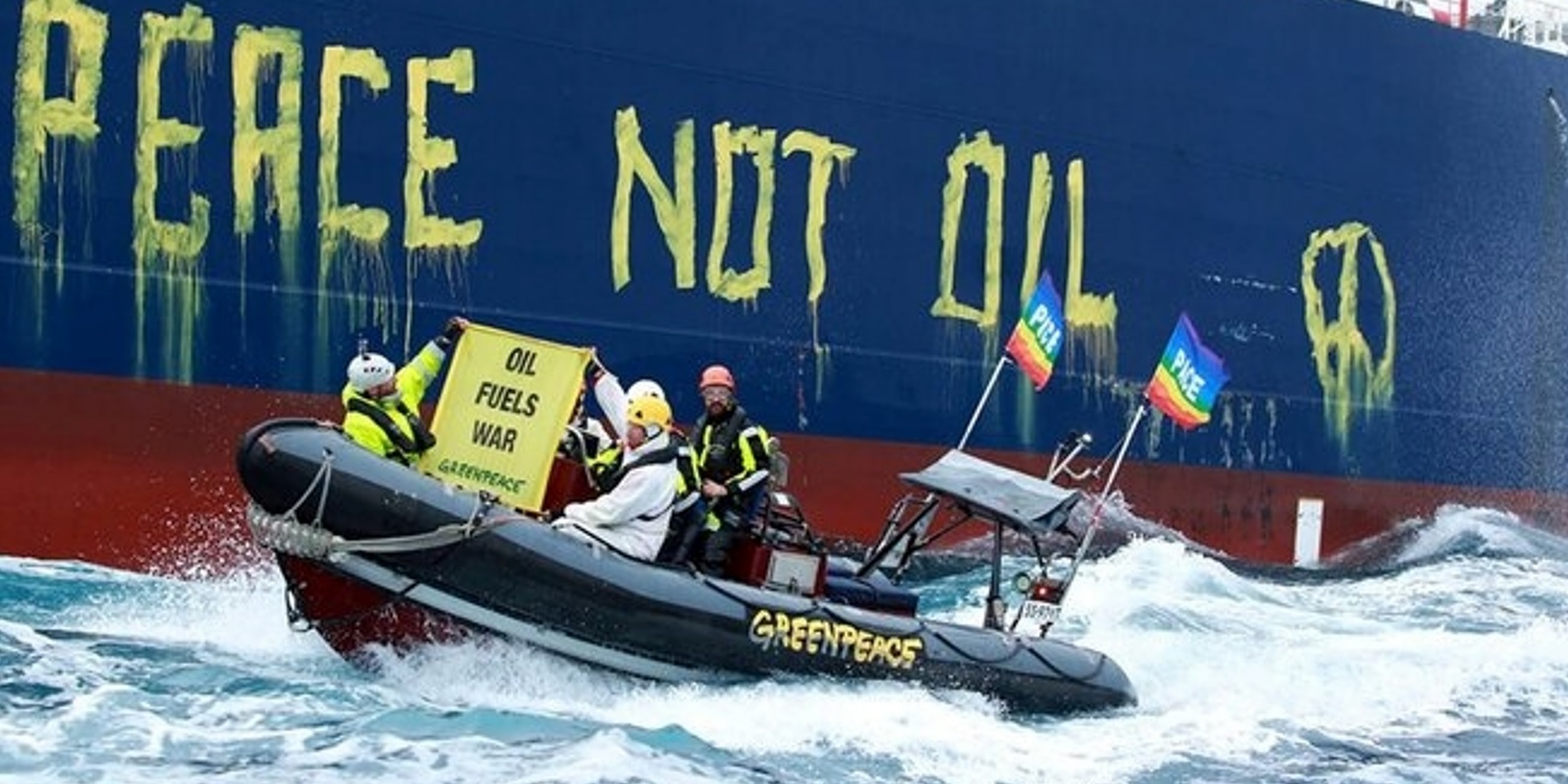 Protesta di Greenpeace contro una petroliera russa al largo di Siracusa