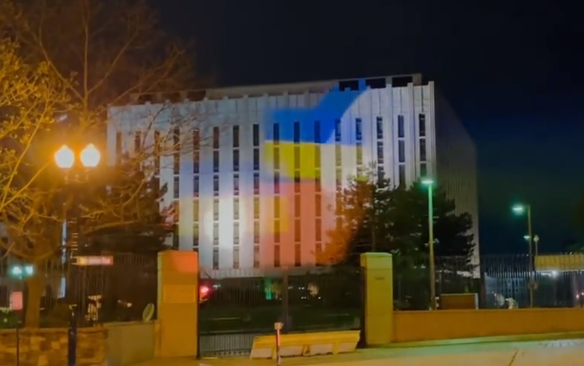 Colori Ucraina sui muri dell’ambasciata russa di Washington: è “Guerra di proiettori”
