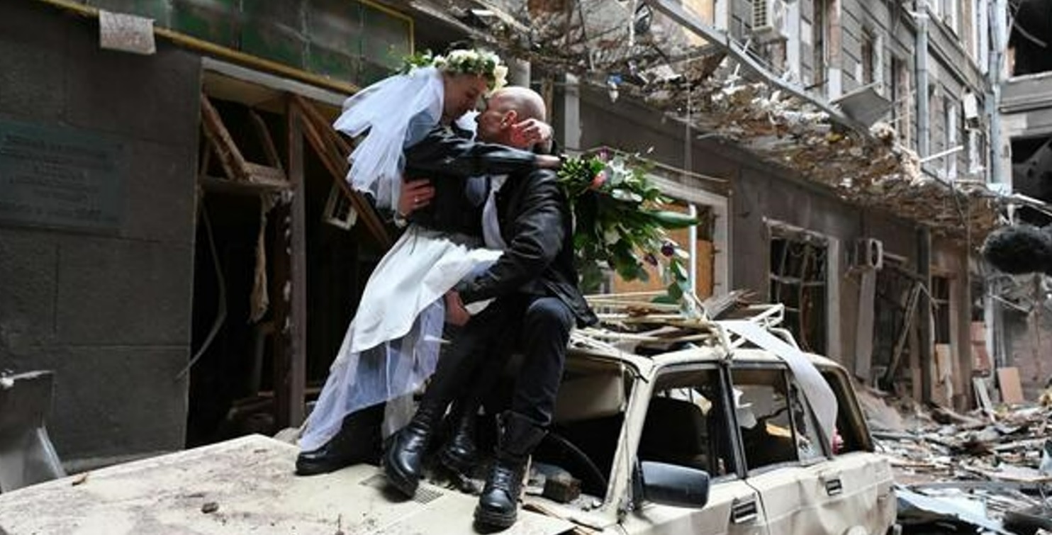 Guerra in Ucraina: gli sposi di Kharkiv, l’amore fra le macerie