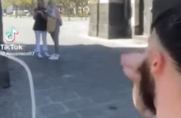 Insulti a turiste a Catania, Polizia sulle tracce dei due giovani TikToker