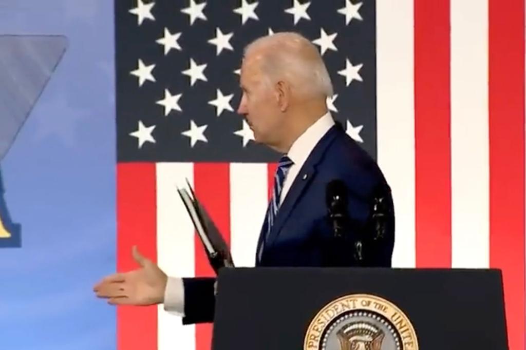 Usa, l’ultima gaffe di Biden: si gira per stringere la mano ma non c’è nessuno
