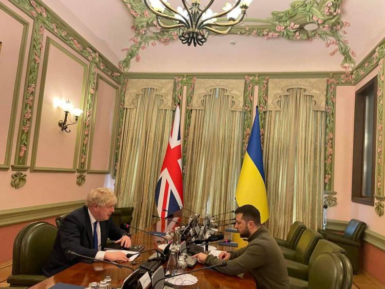 Visita a sorpresa di Boris Johnson a Kiev, incontro con Zelensky