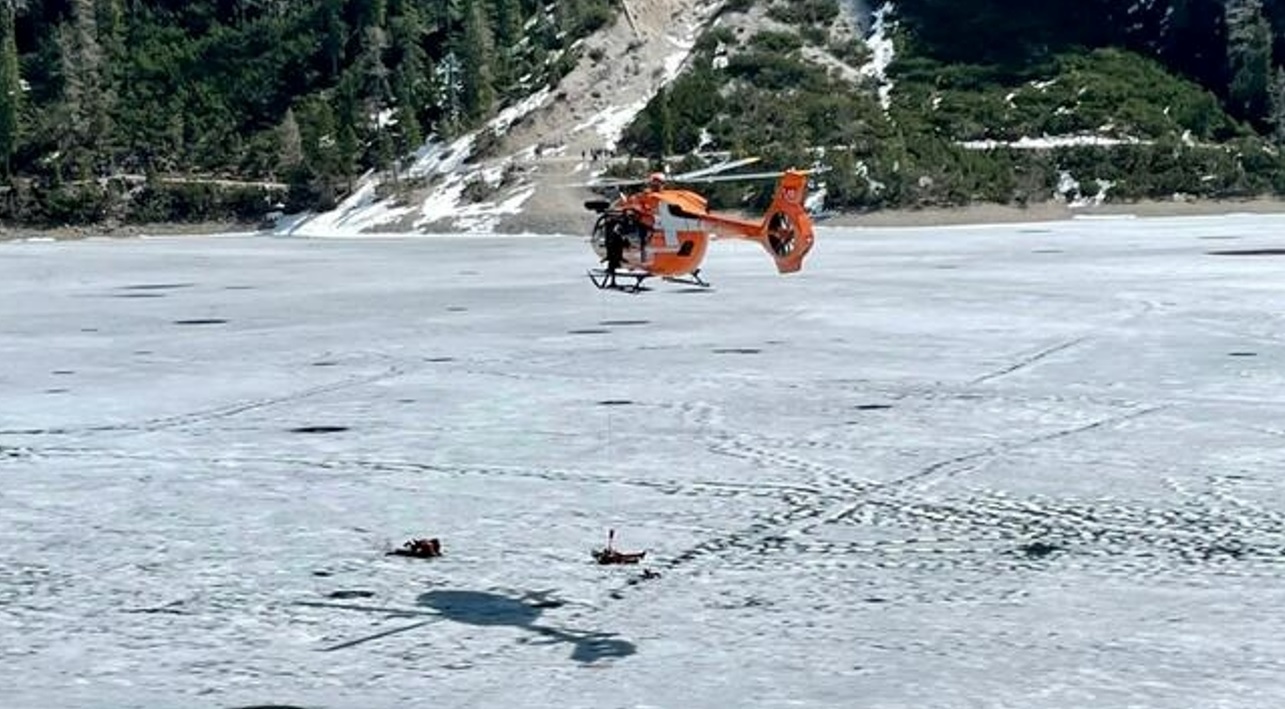 Cede ghiaccio sul lago di Braies: 8 turisti in acqua, anche bimbo di 4 mesi