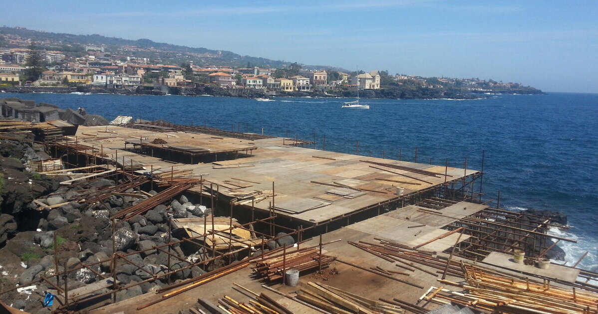 Catania, ponteggi introvabili, a rischio i solarium del Lungomare