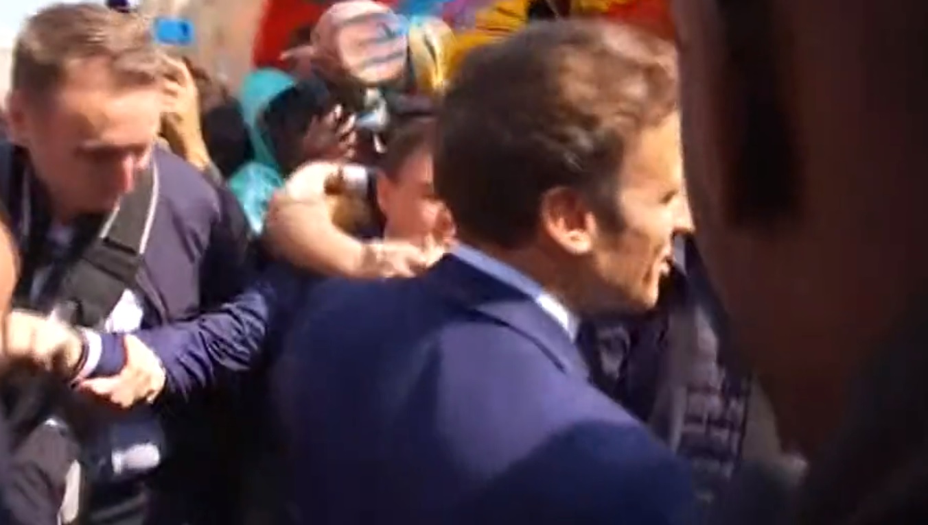 Parigi: lancio di pomodori contro Macron durante visita al mercato – il Video