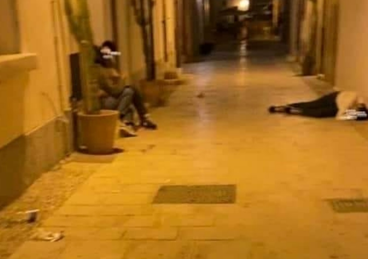 Paura e delirio a Marzamemi, risse tra giovani. Il sindaco: “Stop alla musica fuori dai locali”