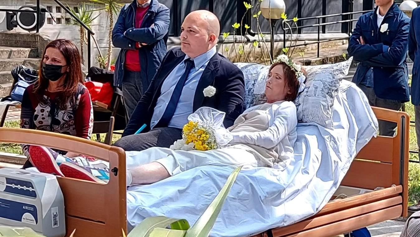 Il matrimonio di Laura, malata terminale: sposa Andrea pochi giorni prima di morire