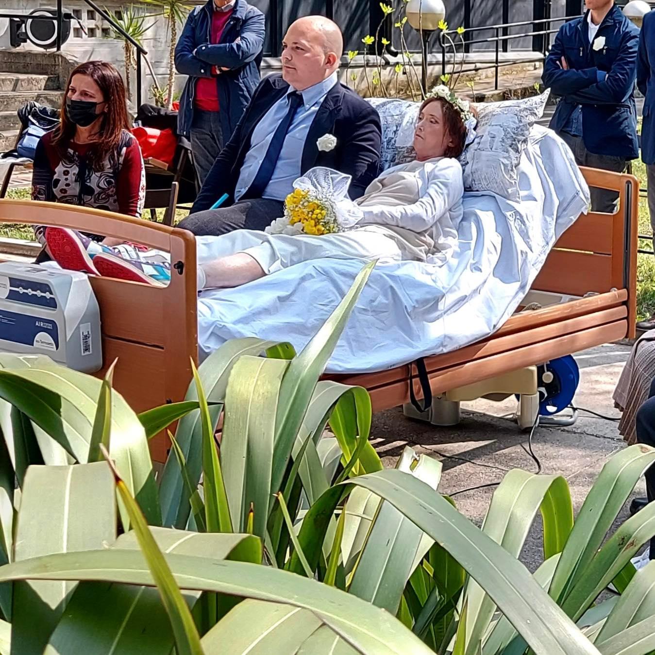 Il matrimonio di Laura, malata terminale: sposa Andrea pochi giorni prima di morire