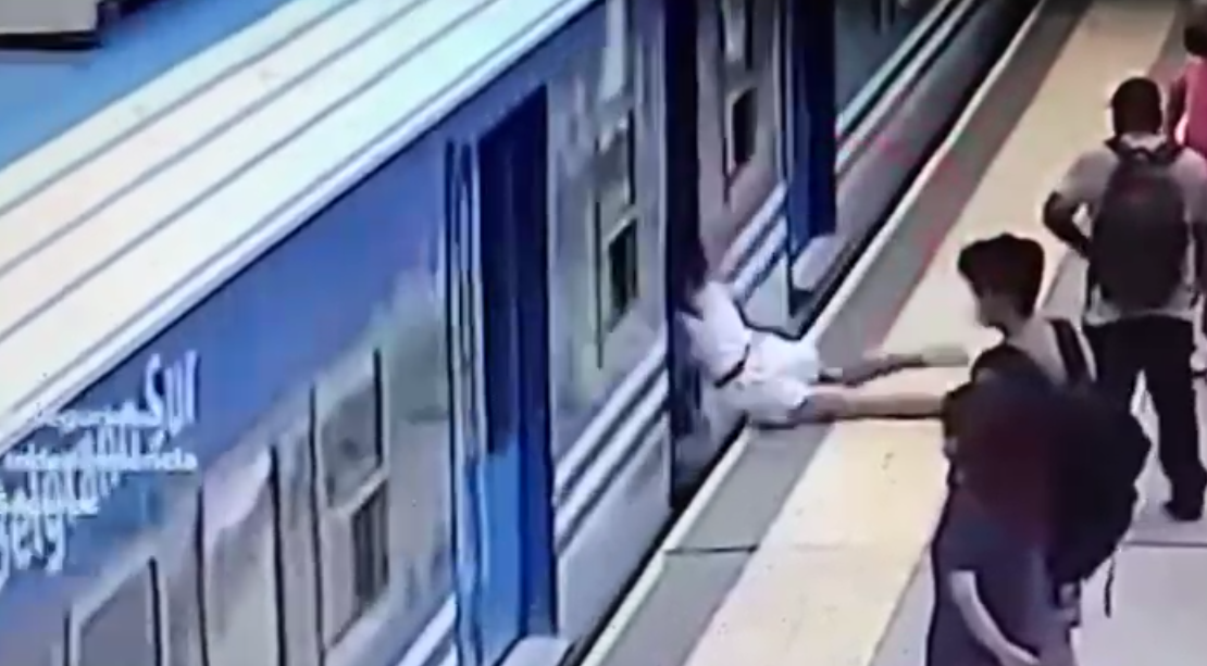 Si sente male e finisce sotto la metropolitana: l’incredibile video