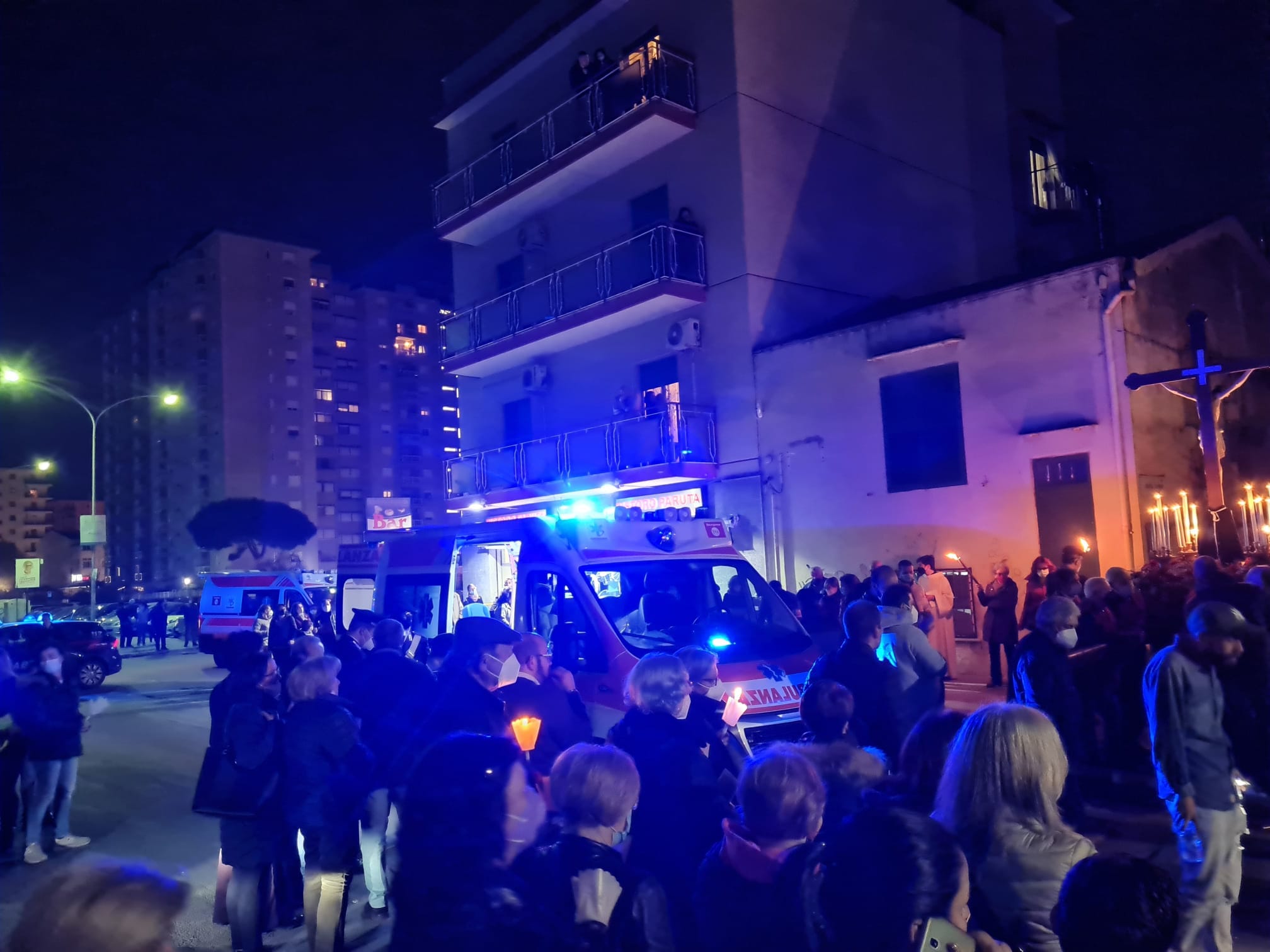 Palermo, cade palo della luce durante via Crucis: donna grave – Foto