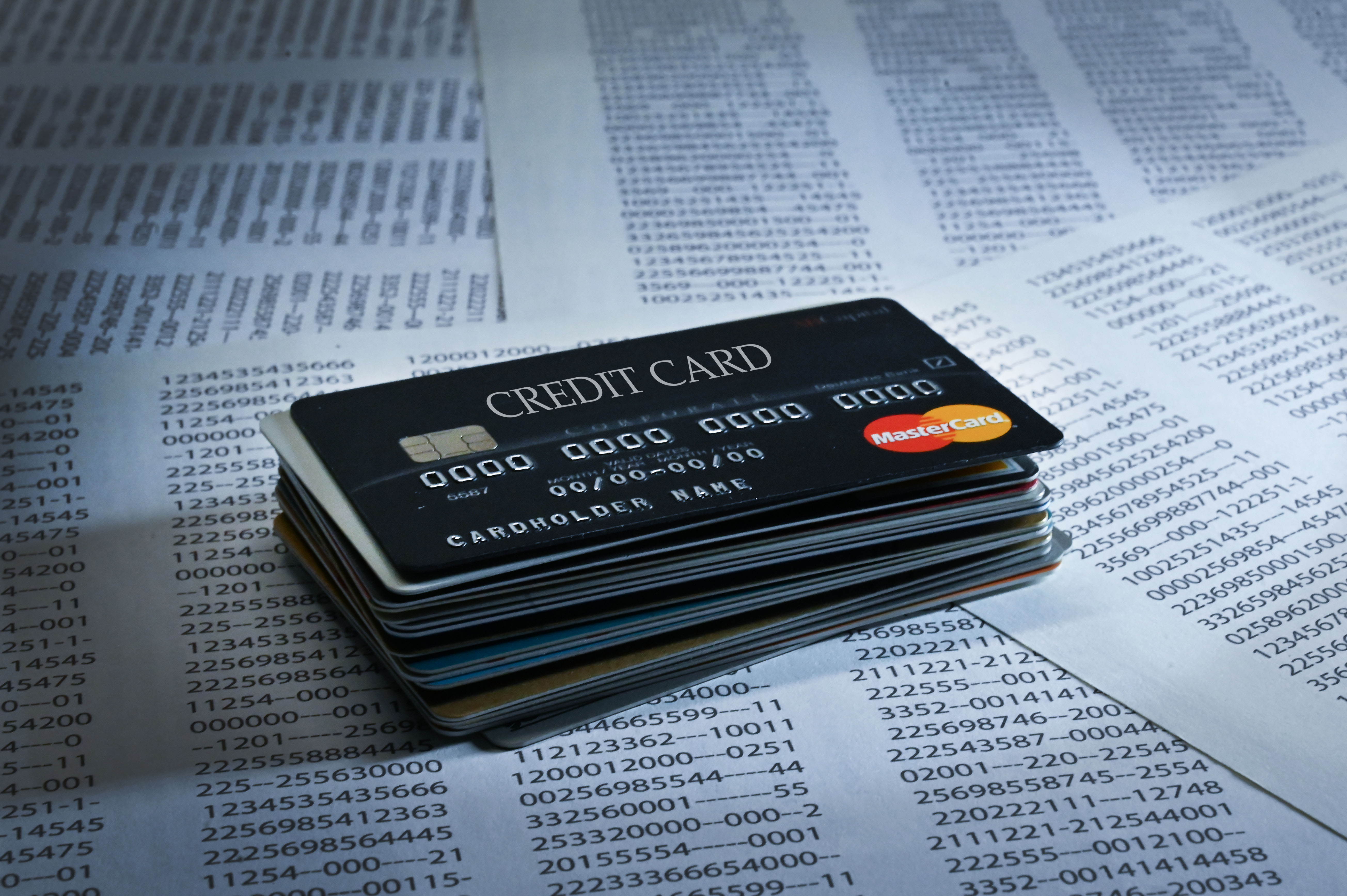 Clonavano carte di credito prelevando somme su conti bancari, 6 misure cautelari