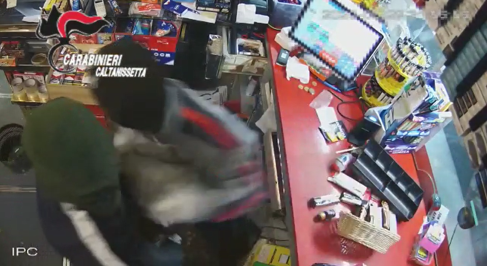 Gela, la stazione come centro dello spaccio di droga: 13 misure cautelari