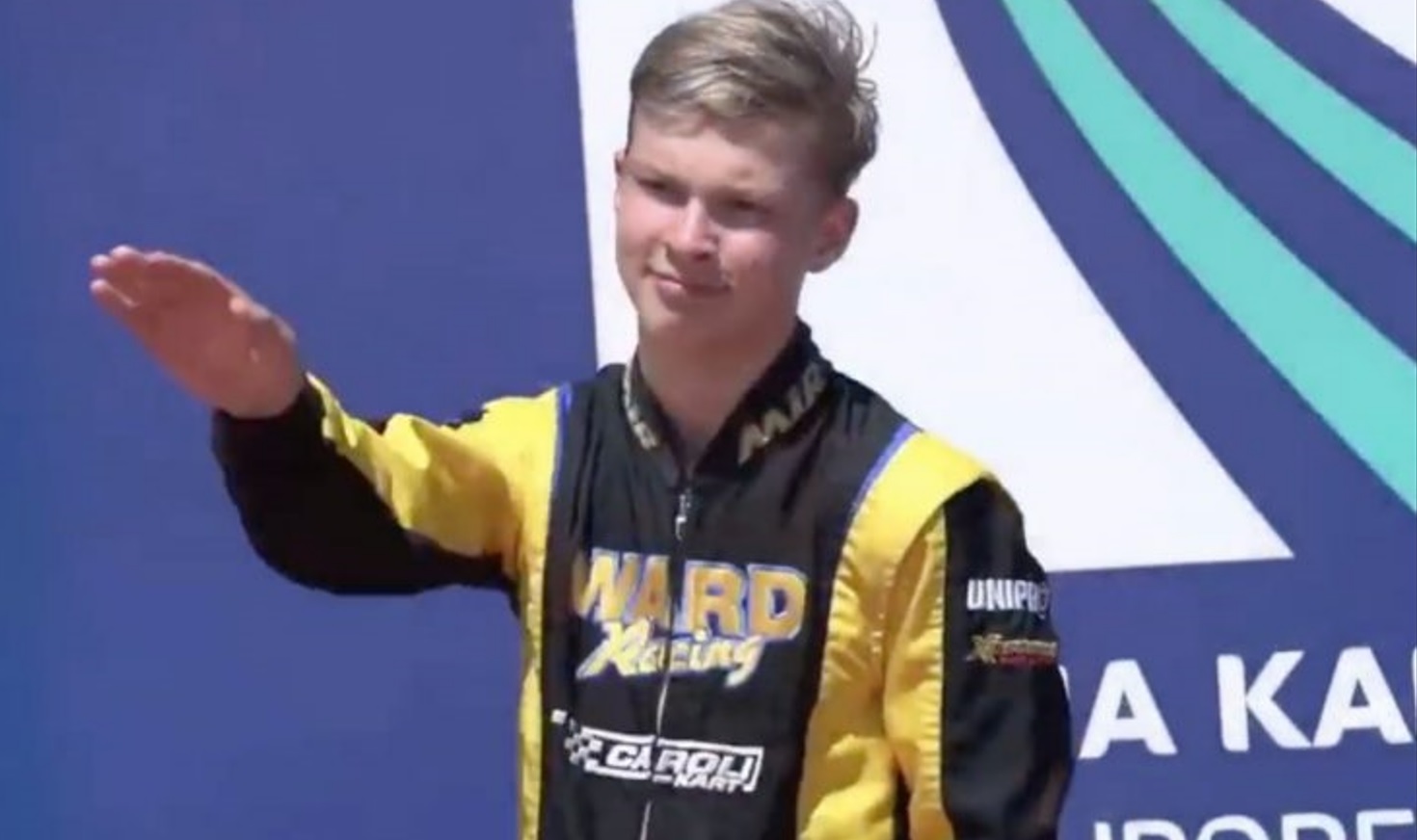 Pilota russo di kart fa il saluto nazista dal podio – Video