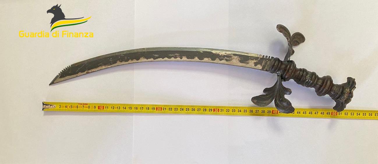 Giovane fermato a Napoli con sciabola da pirata lunga oltre 50 centimetri