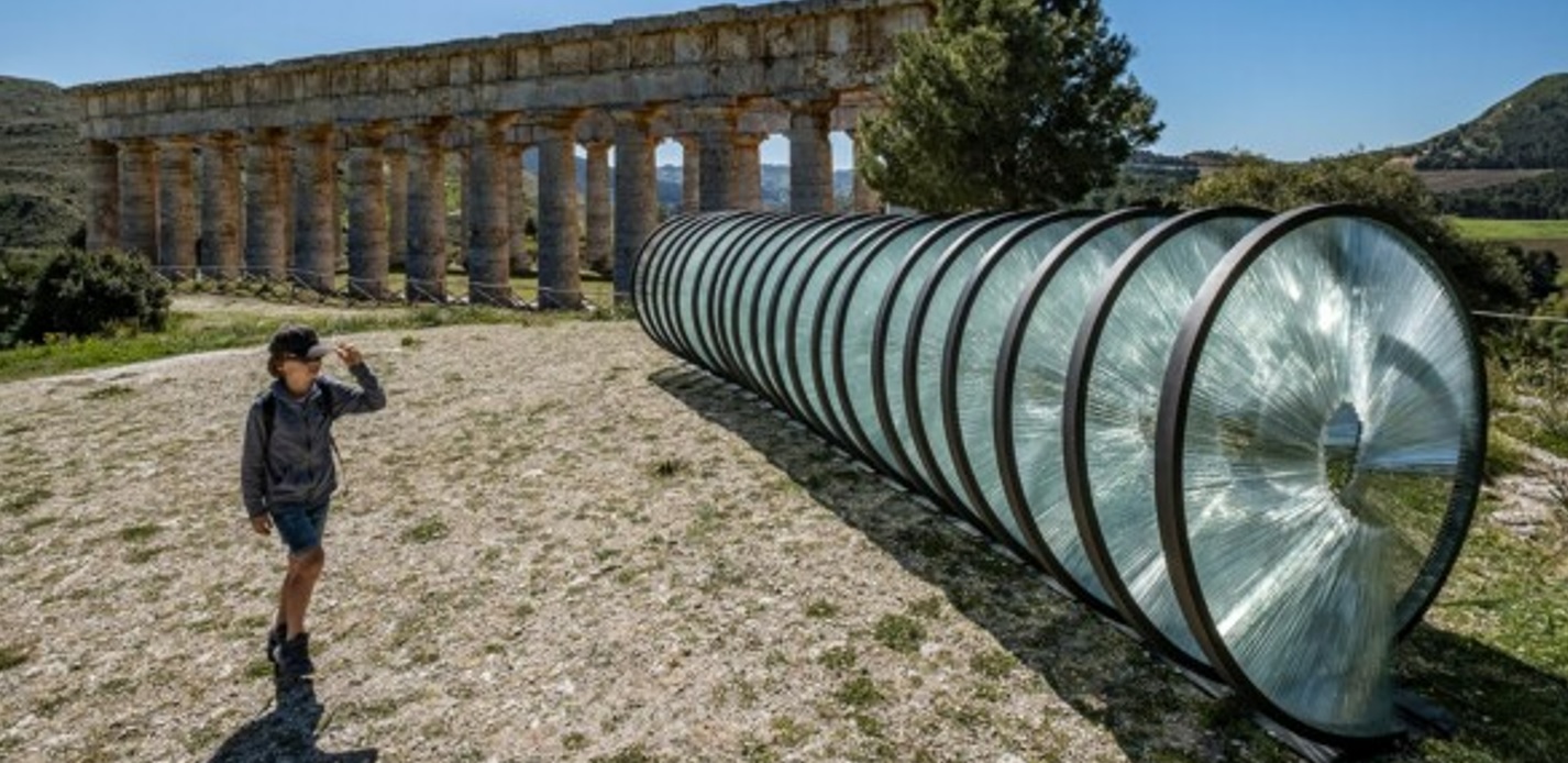 Mostra d’arte contemporanea a Segesta, Sgarbi s’infuria. Musumeci: “Va spostato in altro luogo”