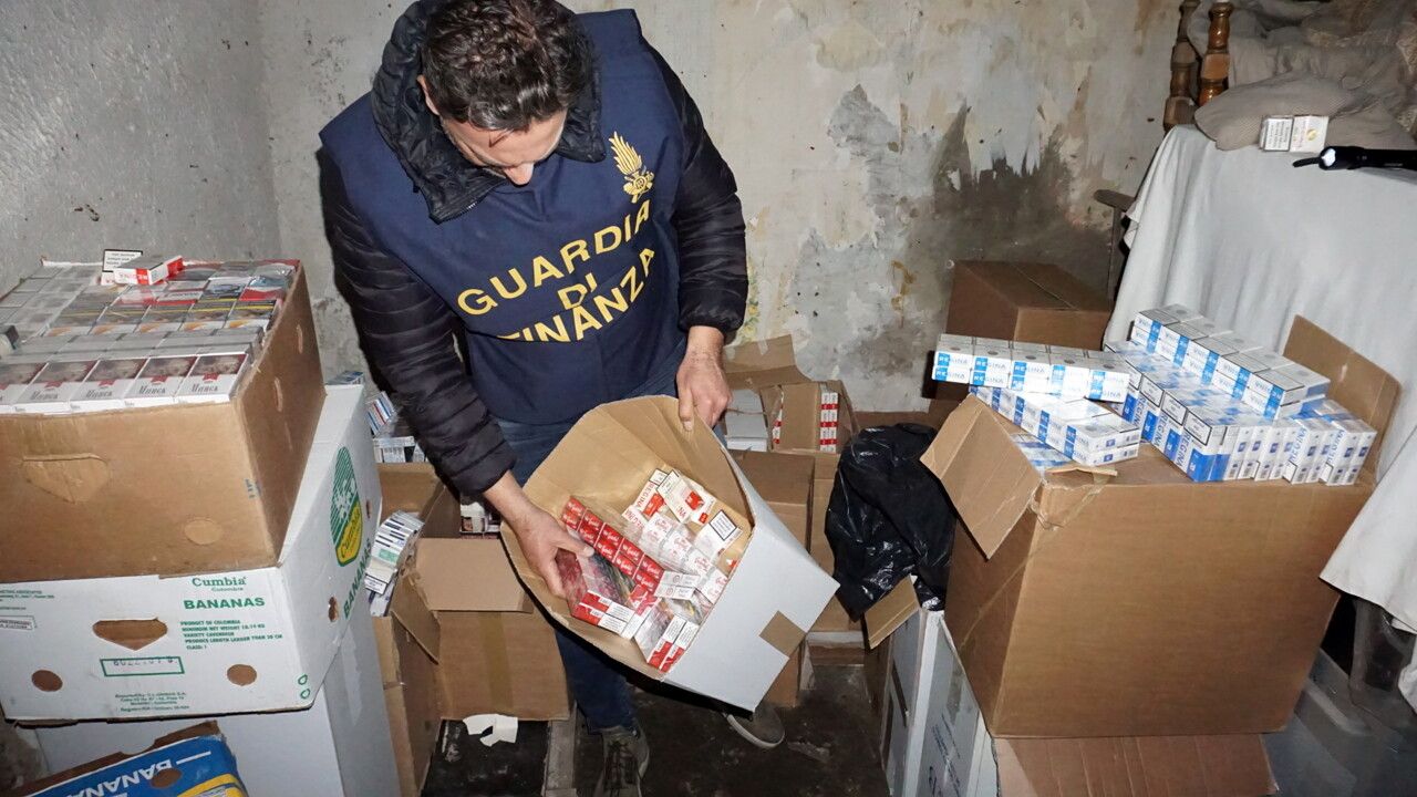 Aumenta il prezzo delle sigarette, ecco quanto costeranno: la tabella dei rincari