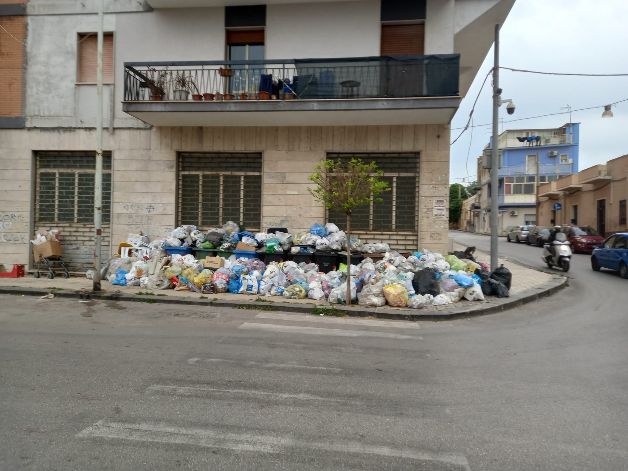 Siracusa, emergenza rifiuti, il post virale del netturbino: “Mi annoia differenziare”