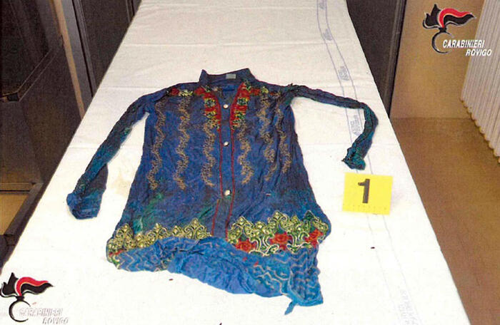 Donna morta nel Po, le foto dei vestiti per risalire all’identità