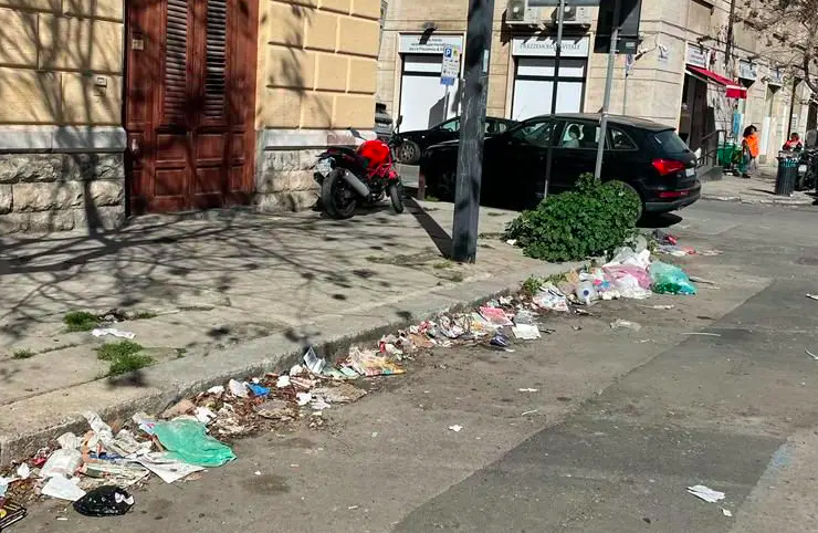 Salta lo spazzamento, strada del centro di Palermo diventa discarica