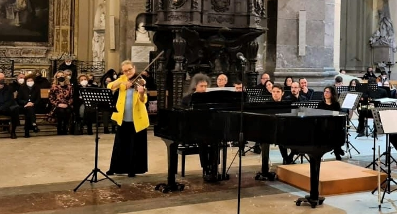 A Palermo la violinista di Odessa suona con i colori dell’Ucraina