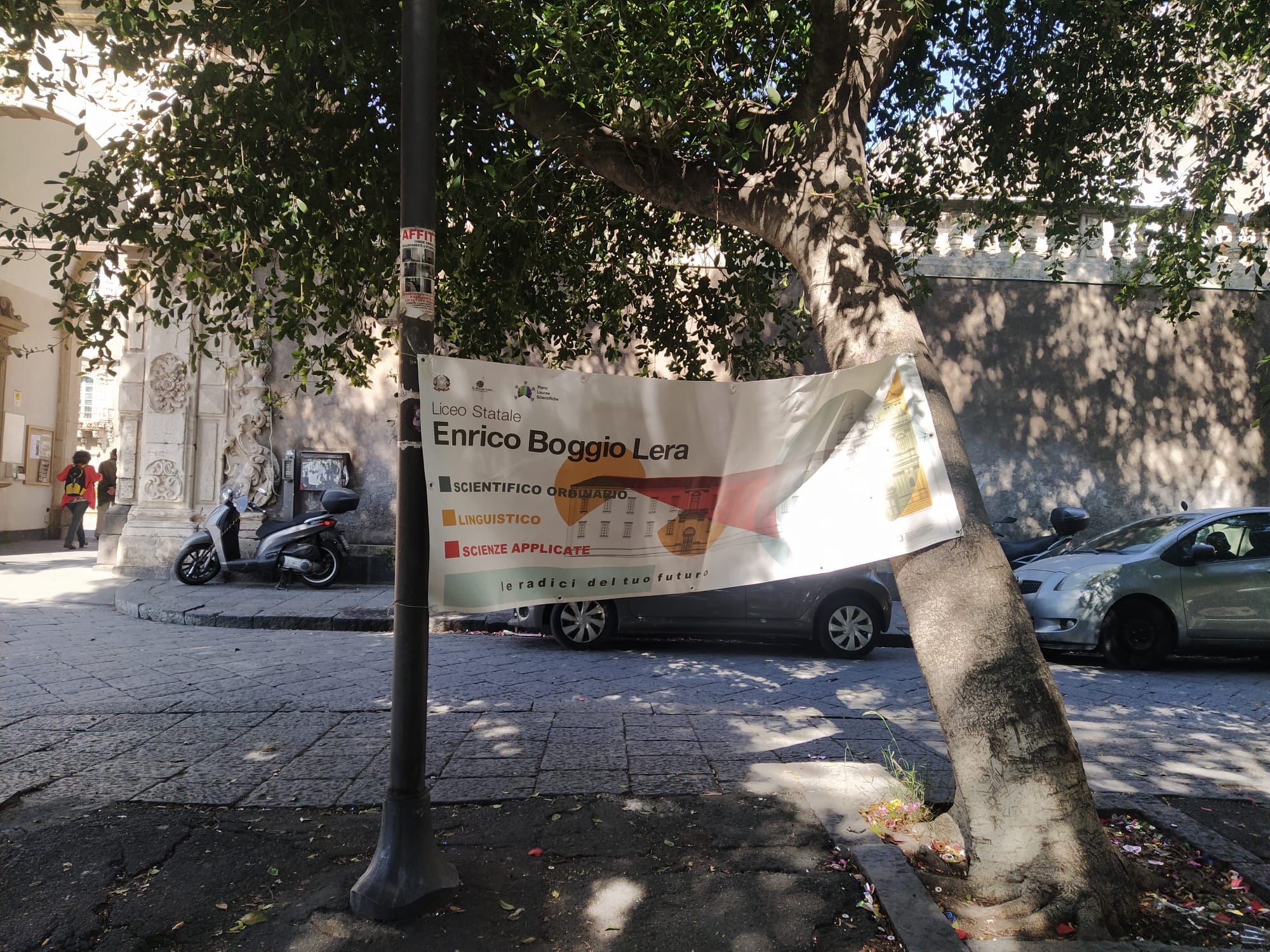 Catania, Boggio Lera ancora senza aule, gli studenti in piazza (coi banchi)