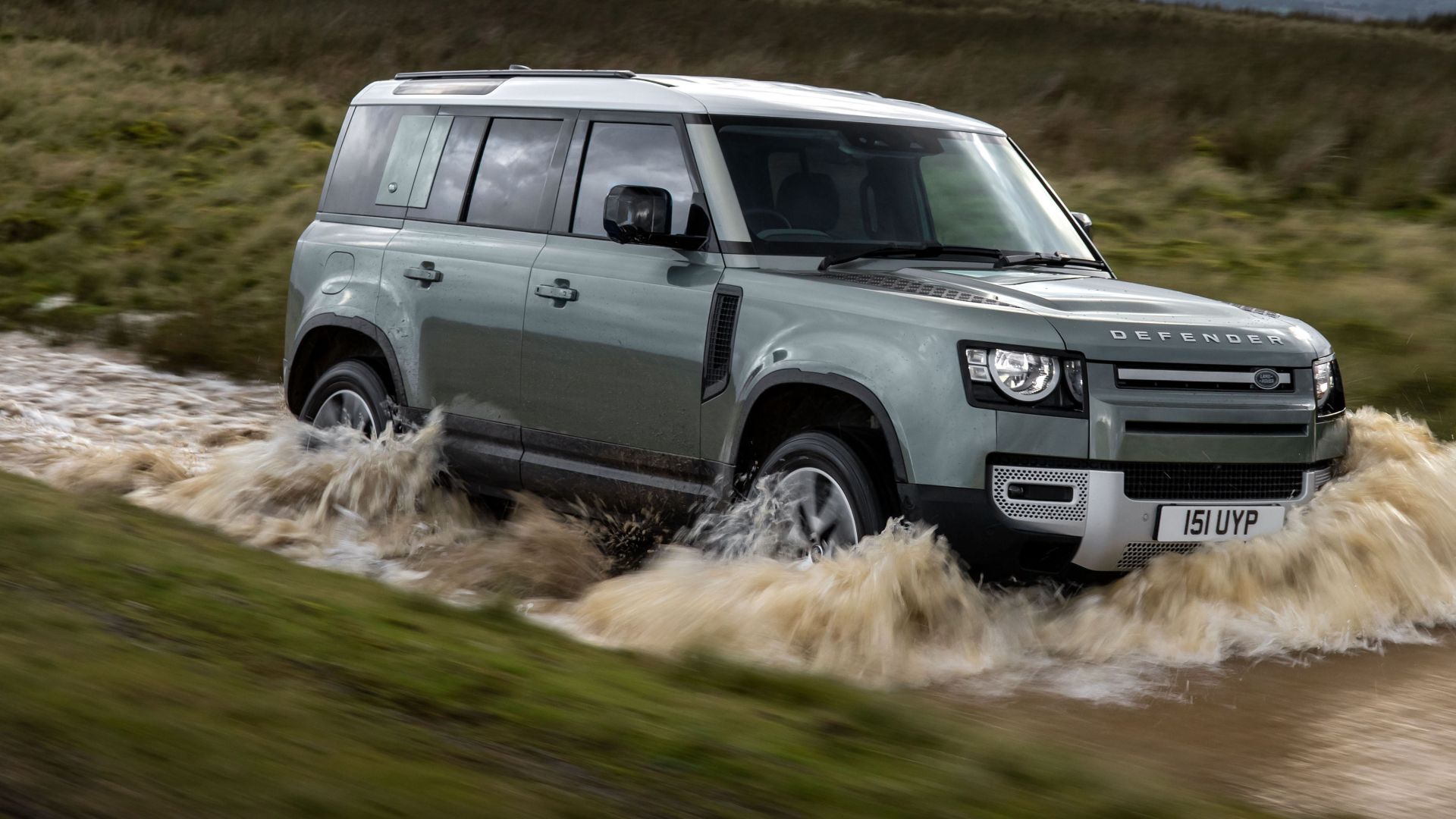 Land Rover, la Defender 130 ora è anche a otto posti