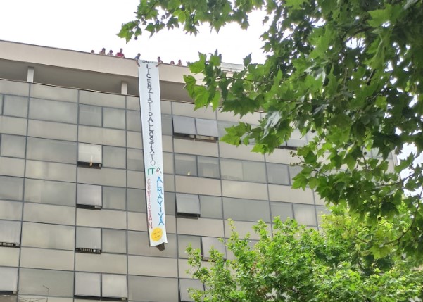 Almaviva, protesta e striscione sul tetto in via Cordova a Palermo