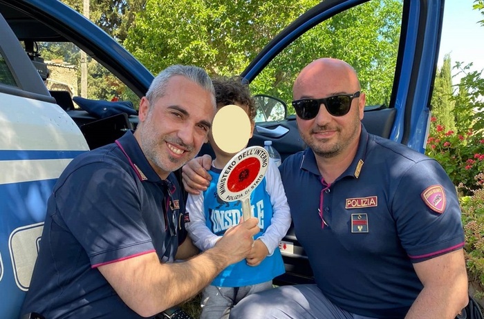 Bambino si allontana da casa del nonno e scompare in campagna: ritrovato dagli agenti