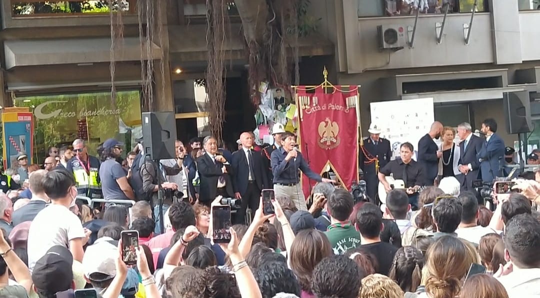 Gianni Morandi canta sotto l’albero Falcone per ricordare le vittime della strage di Capaci