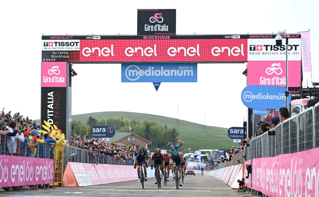 Giro d’Italia, tappa 9: al Blockhaus trionfa Hindley