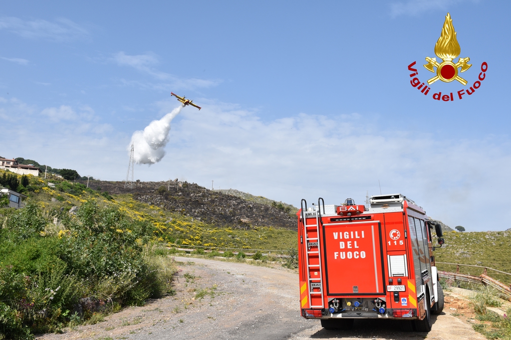 Incendio sul Monte Petroso nel Palermitano: mezzi aerei in azione