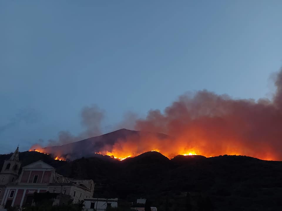 Roghi, alluvioni ed eruzioni: Stromboli, un annus horribilis