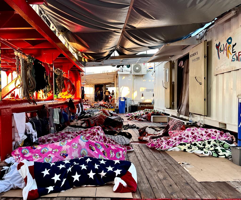 Ocean Viking senza porto sicuro, uno “stallo angosciante”: evacuata donna incinta