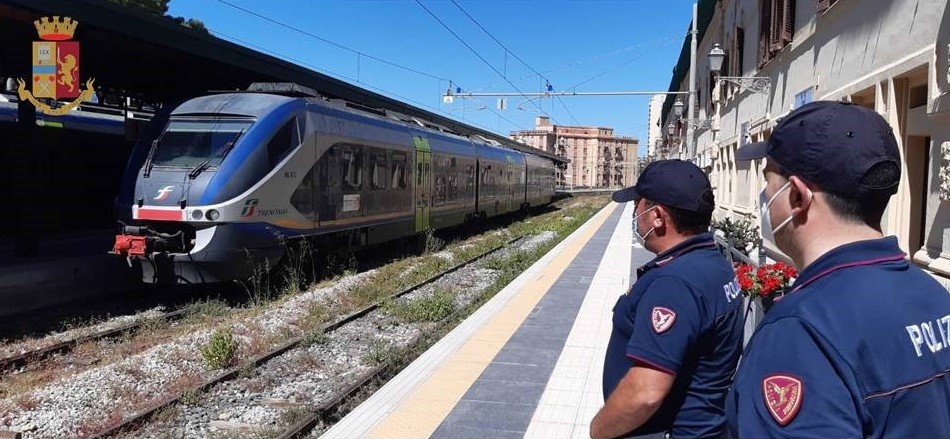 Con lo smartphone filmava le parte intime delle donne alla stazione: bloccato dalla Polfer