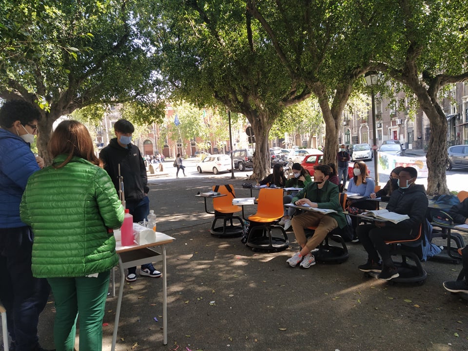 Aule inagibili, a Catania lezioni in piazza: la protesta del Boggio Lera