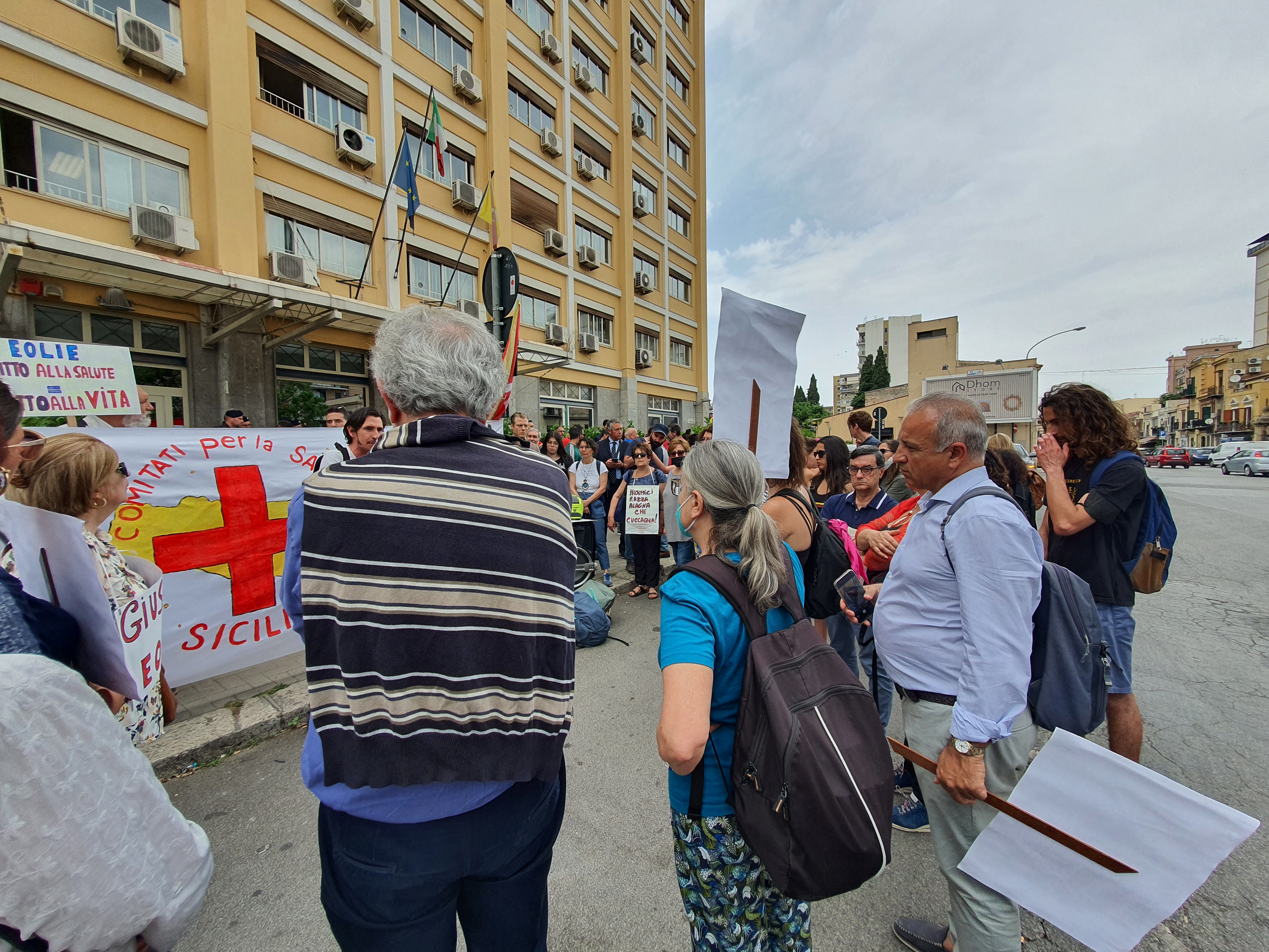 Sanità a Lipari, la protesta: “Ci hanno tolto il diritto di nascere e morire