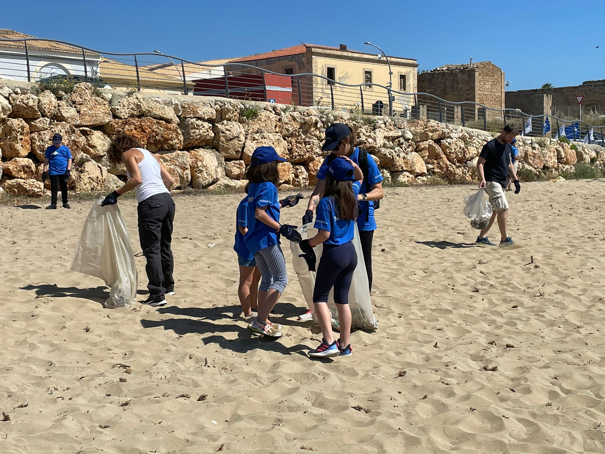 Pulizia spiaggia, raccolti 70 kg di rifiuti alla  Tonnara di Avola