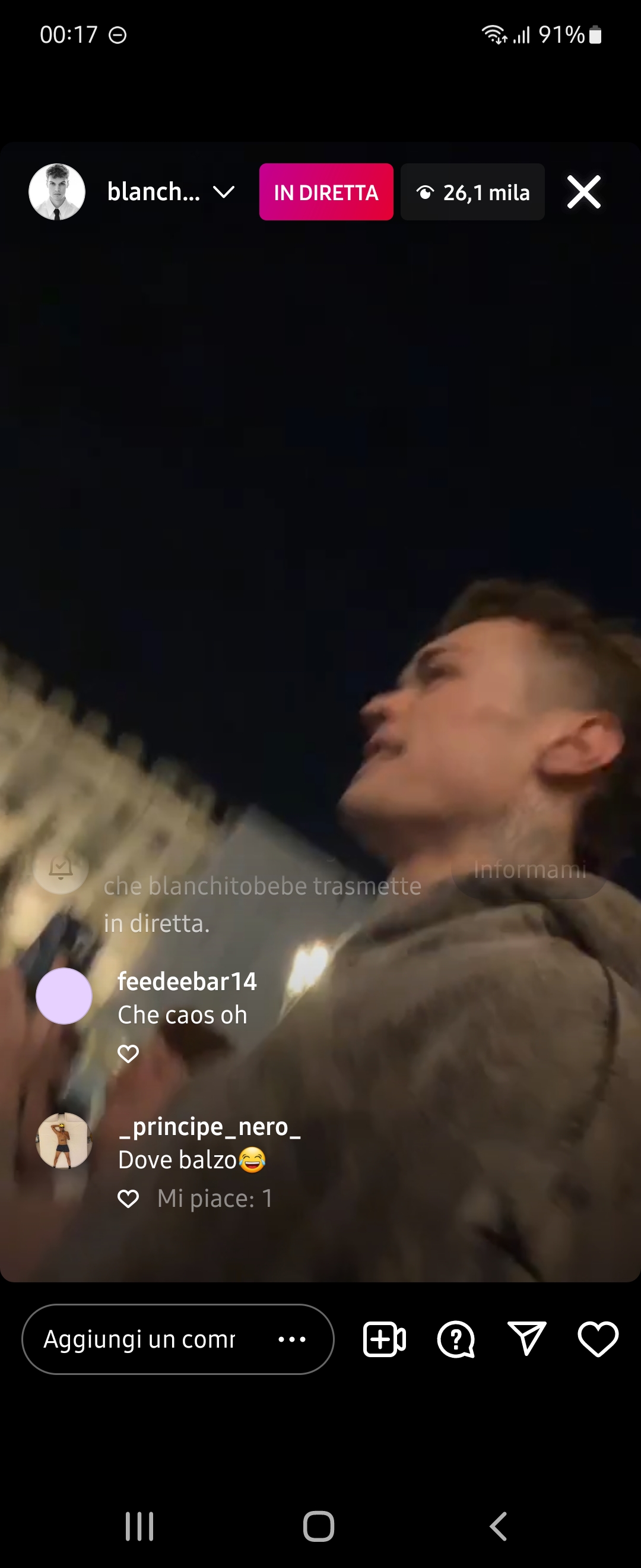 Blanco e Mahmood in diretta sulla loro bici per le strade di Torino di notte, fans in delirio