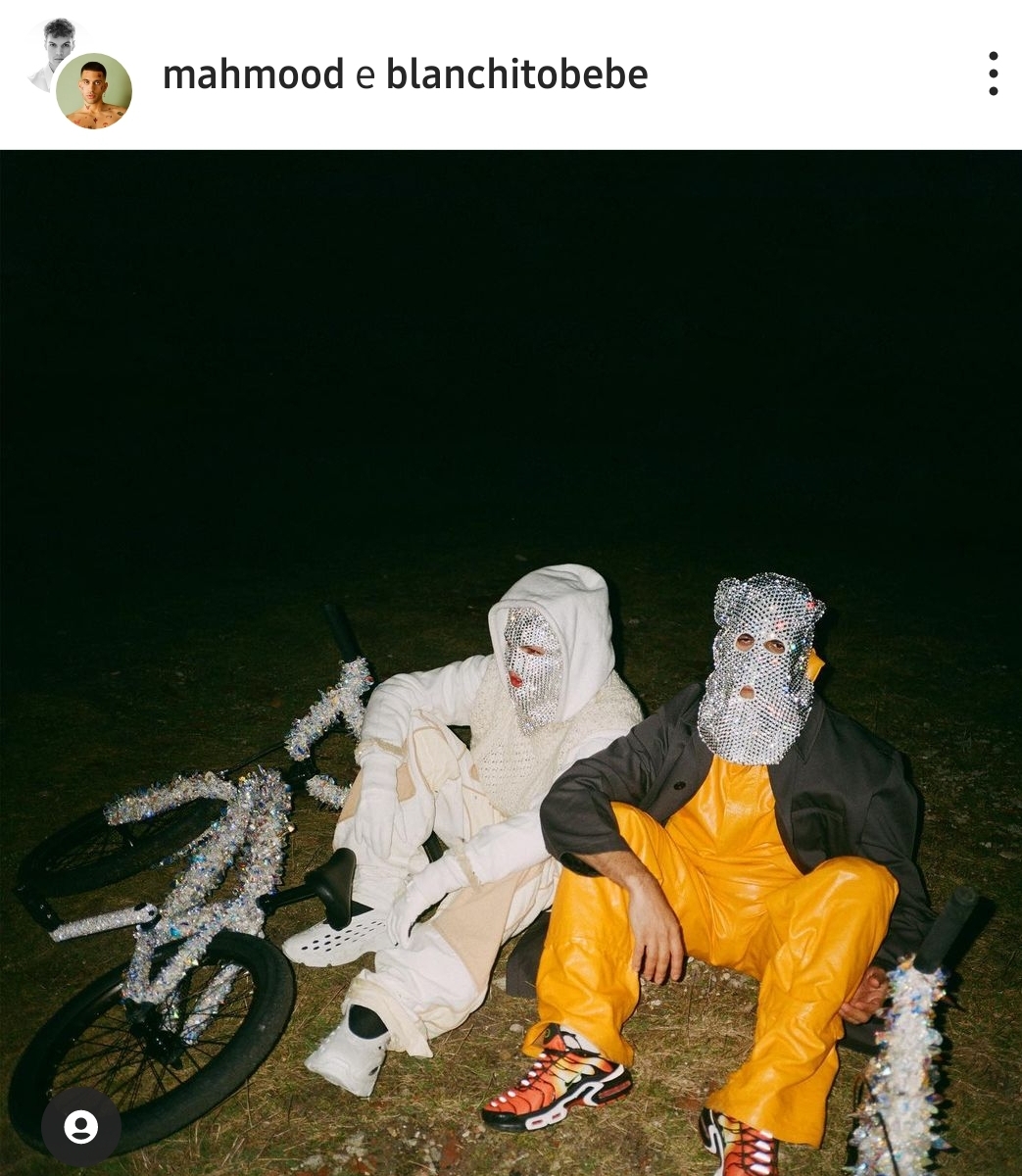 Blanco e Mahmood in diretta sulla loro bici per le strade di Torino di notte, fans in delirio