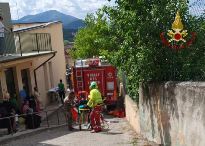 Tragedia a L’Aquila, auto finisce nel giardino dell’asilo: un bambino è morto