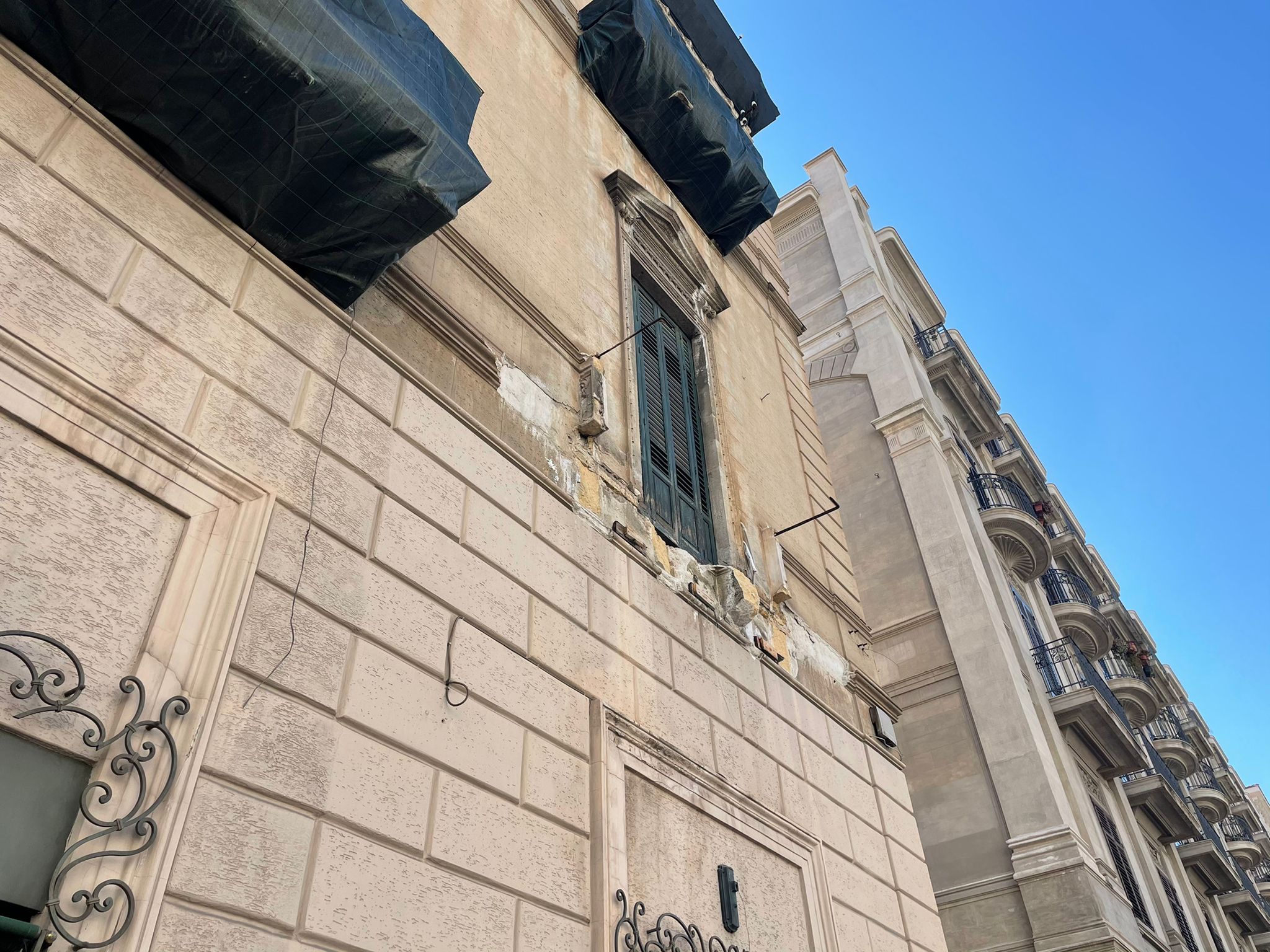 Crolla balcone in via Roma a Palermo, nessun ferito – il VIDEO