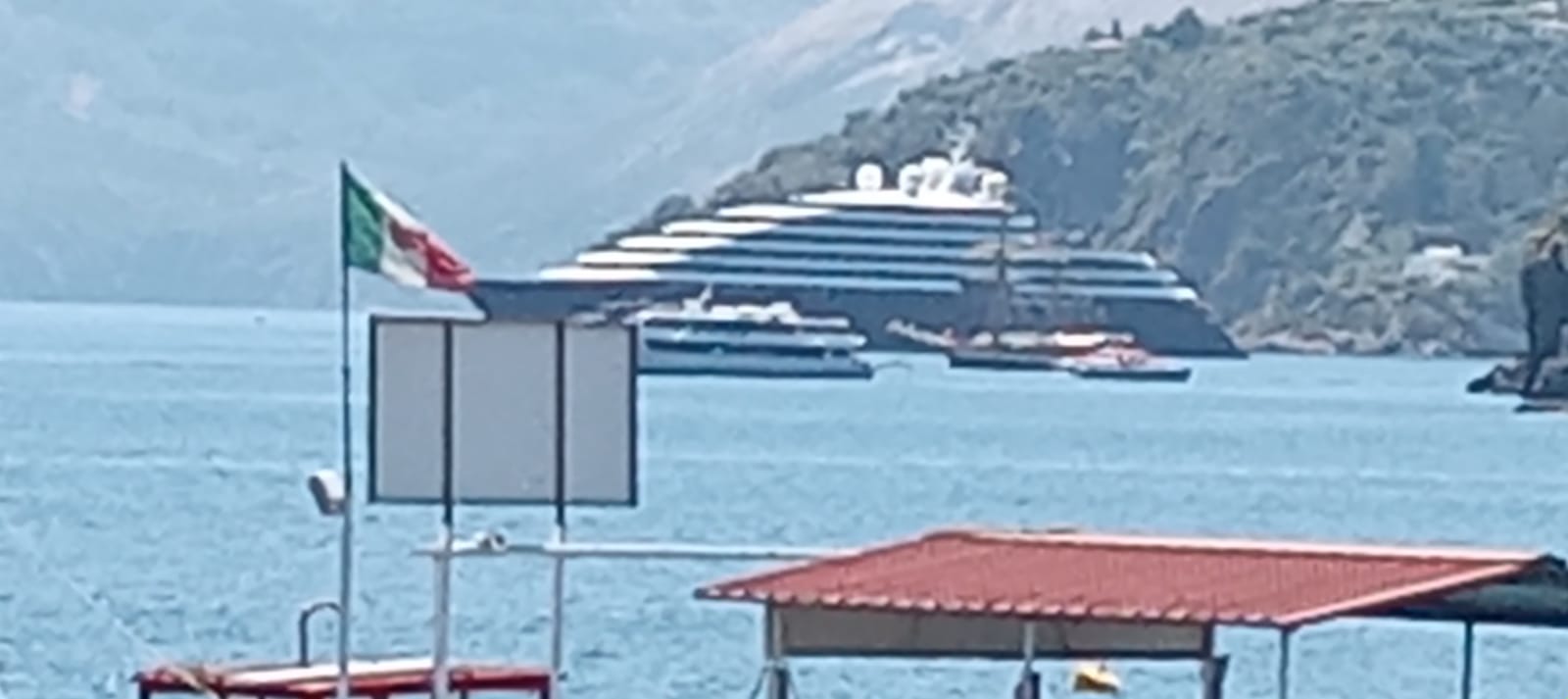 Lipari invasa dai turisti, arrivano due maxi navi da crociera