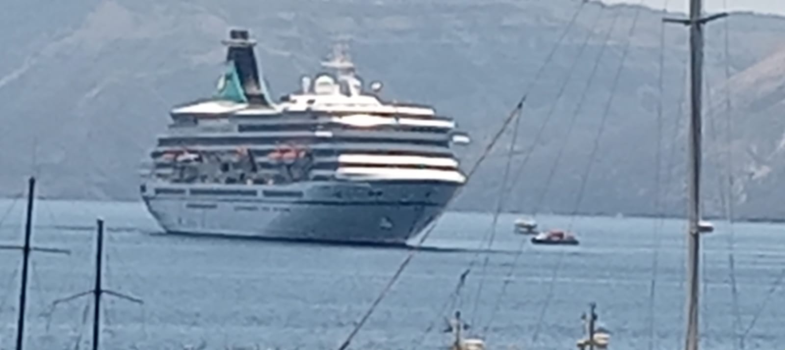 Lipari invasa dai turisti, arrivano due maxi navi da crociera