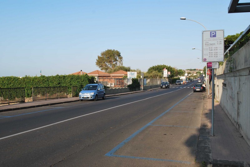 Strisce blu e lungomare, accuse e veleni sui “nodi” di Acicastello