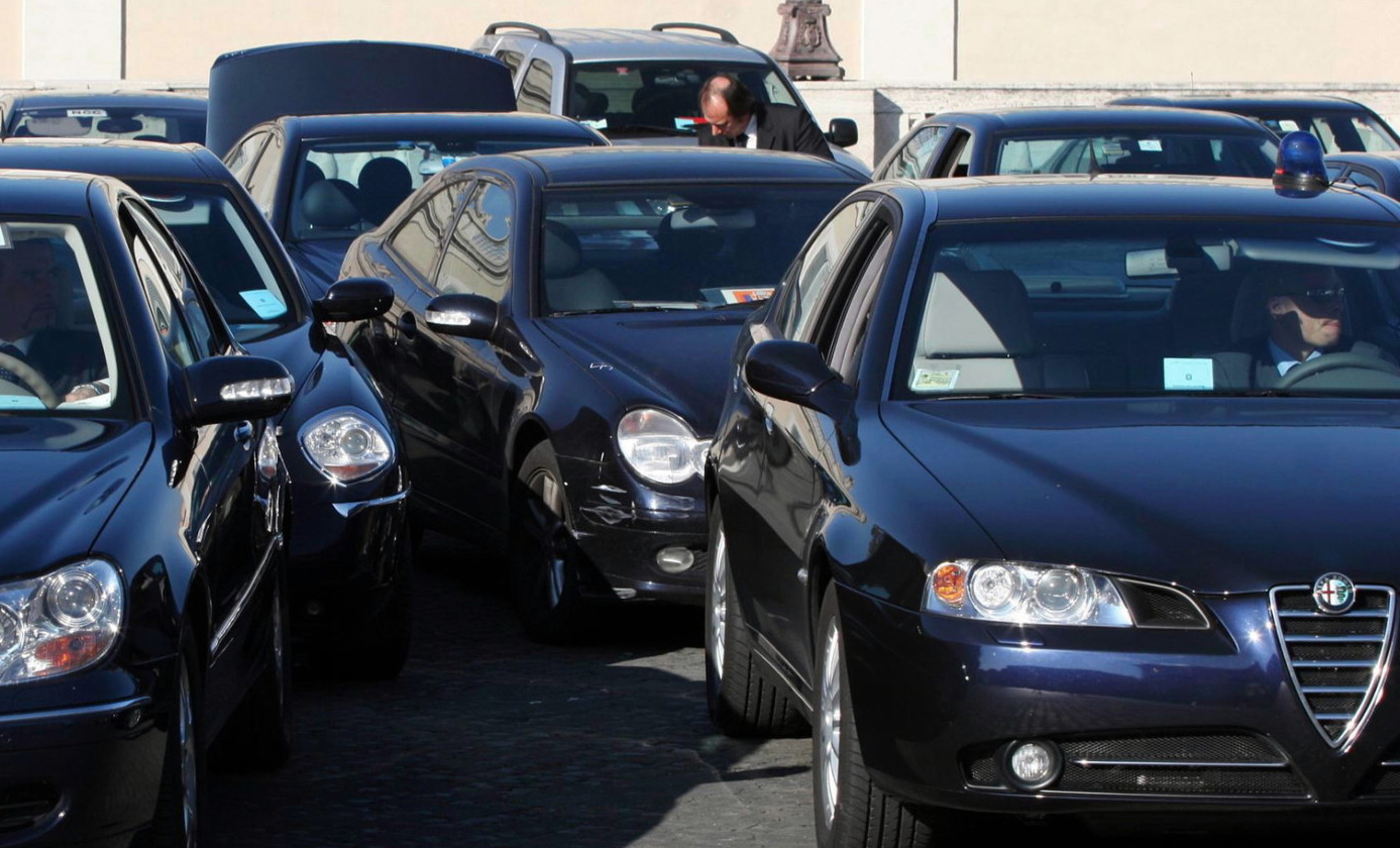 L’auto blu di Galvagno utilizzata anche  per comprare bevande e fare shopping: ecco i 60 viaggi incriminati